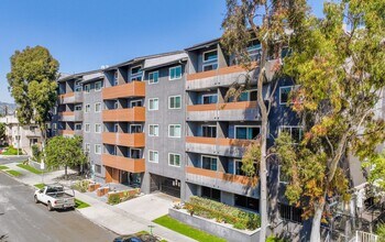 110 South Sweetzer Ave in Los Angeles, CA - Building Photo - Building Photo