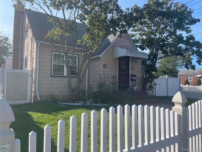 25 Grand St in Franklin Square, NY - Building Photo - Building Photo