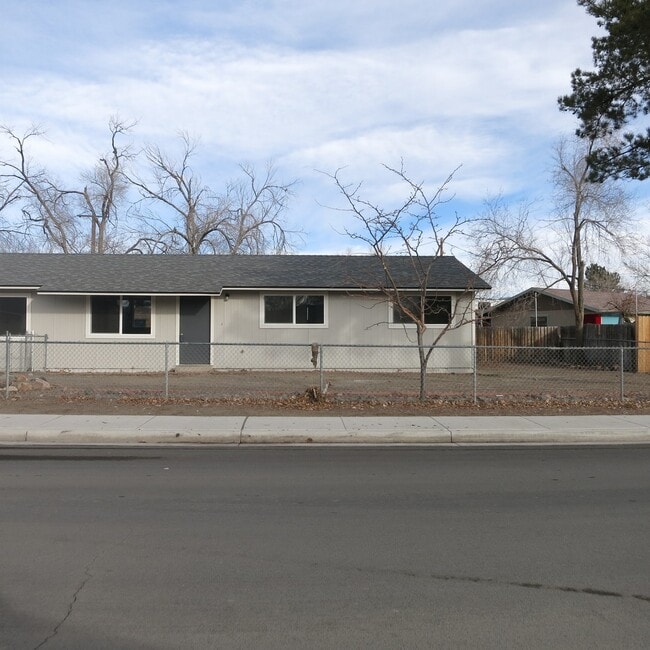 330 Dianne Wy in Fernley, NV - Building Photo - Building Photo
