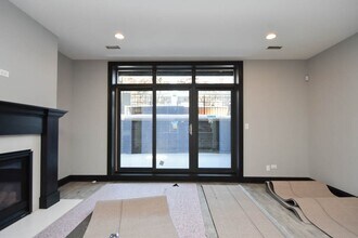 4326 N Ashland Ave, Unit G in Chicago, IL - Building Photo - Building Photo