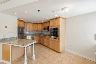 300 Lynn Shore Dr in Lynn, MA - Building Photo - Building Photo