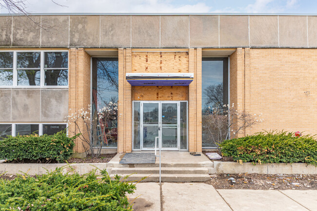 400 S Main Pl in Carol Stream, IL - Foto de edificio - Building Photo