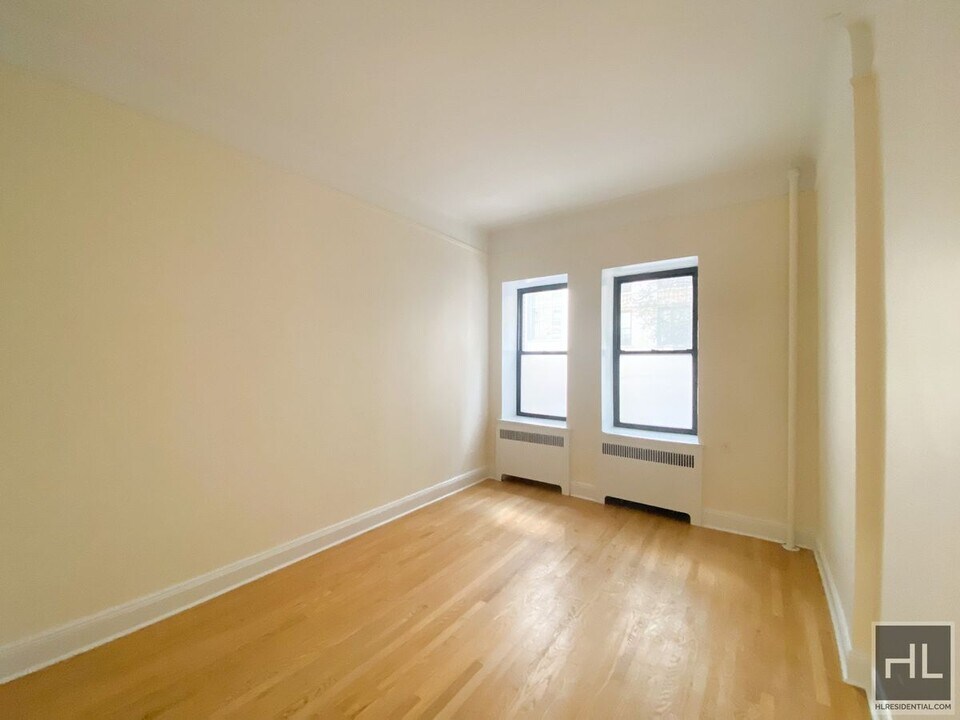 EAST 82 STREET in New York, NY - Building Photo