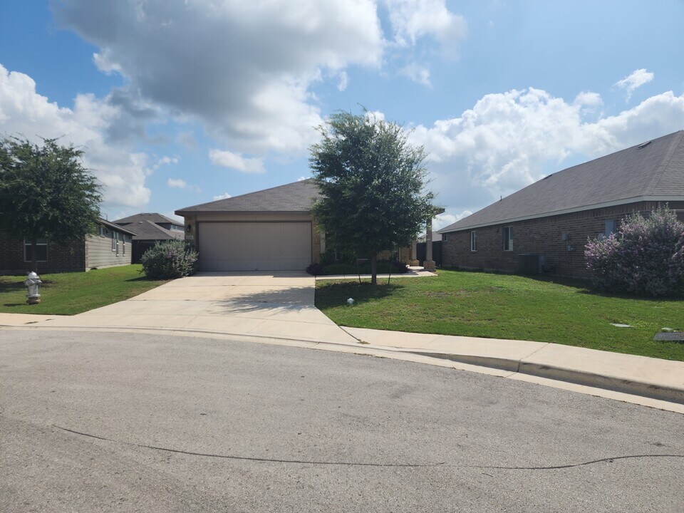 2135 Firefall Dr in New Braunfels, TX - Building Photo