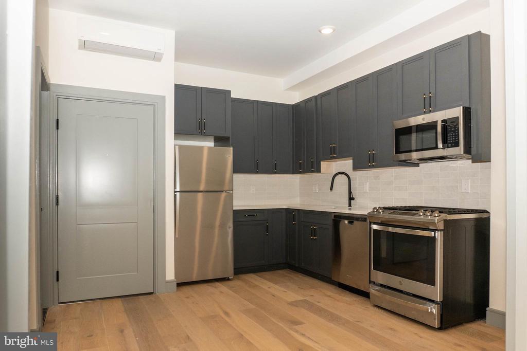 327 S 16th St in Philadelphia, PA - Building Photo
