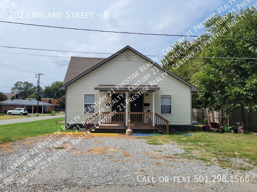 202 England St-Unit -B in Lonoke, AR - Building Photo