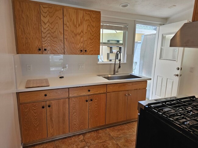 2033 Anaheim Ave in Costa Mesa, CA - Building Photo - Building Photo