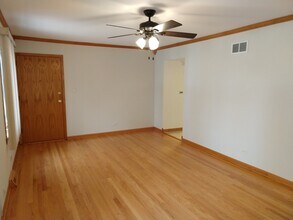 1343 Woodview Ln in Glenview, IL - Building Photo - Building Photo