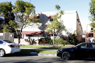 Dickens Courtyard 6 in Sherman Oaks, CA - Building Photo - Primary Photo