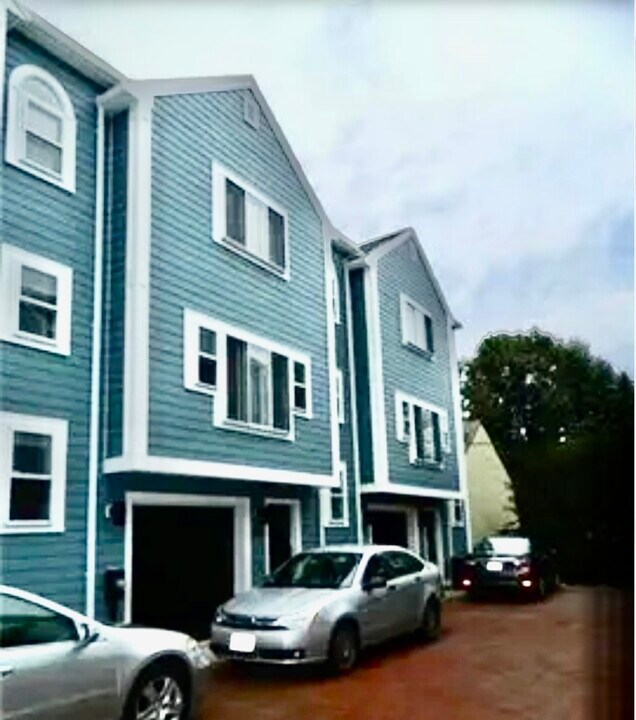 327 W 4th St in Boston, MA - Building Photo