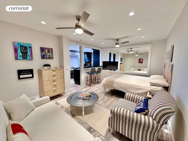 94 Main St in Westhampton Beach, NY - Foto de edificio - Building Photo