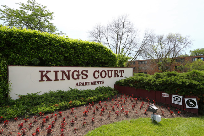 Kings Court Apartments in Waukegan, IL - Building Photo - Building Photo