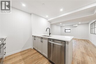 555 Sanatorium Rd in Hamilton, ON - Building Photo - Building Photo