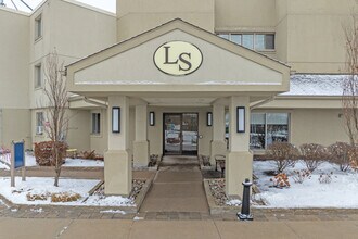 Laura Secord Apartments in Niagara Falls, ON - Foto de edificio - Building Photo