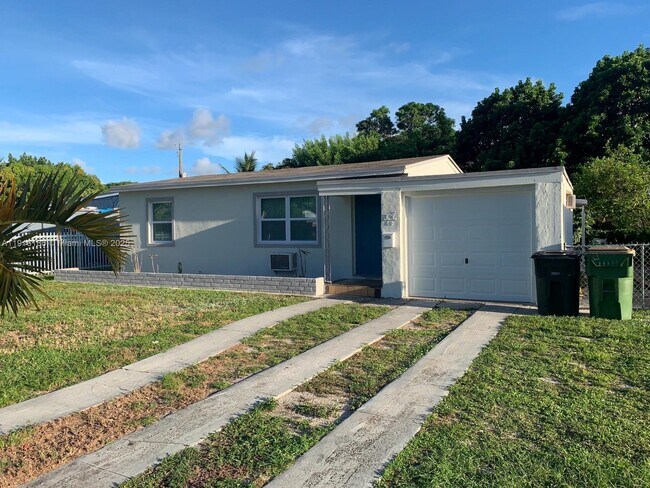 60 NW 122nd St in North Miami, FL - Building Photo - Building Photo