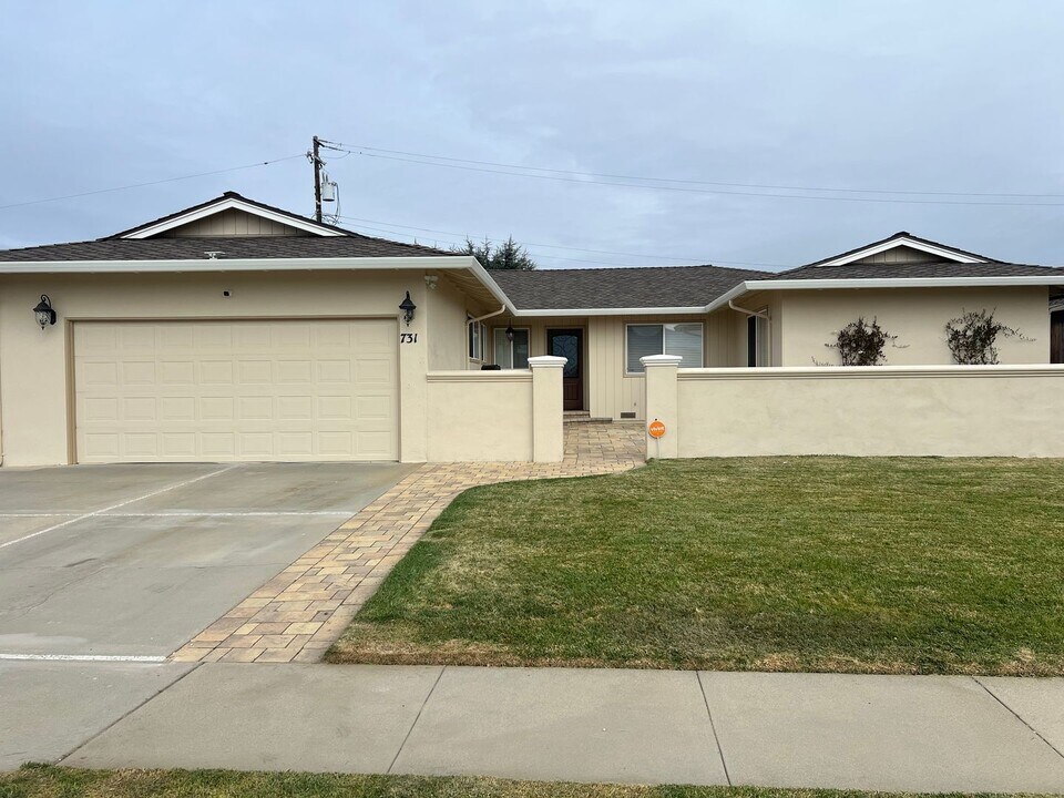 731 La Mesa Dr in Salinas, CA - Building Photo