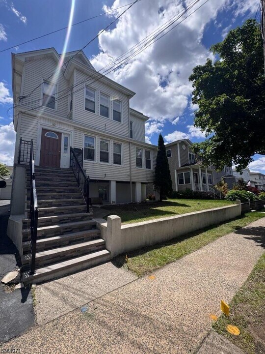 549 1st St in Carlstadt, NJ - Building Photo