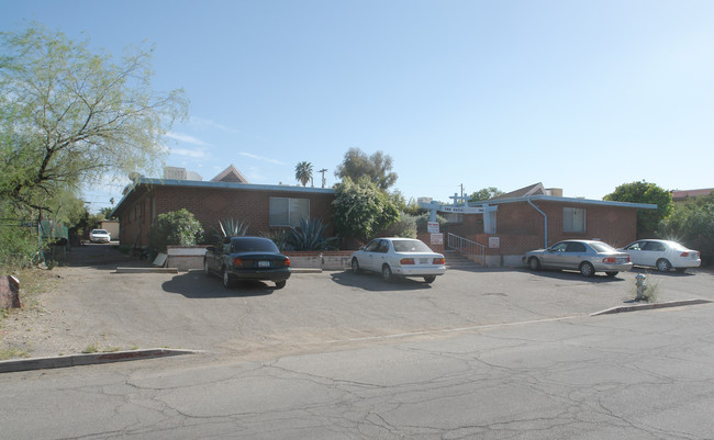 Connie E. Apartments in Tucson, AZ - Foto de edificio - Building Photo