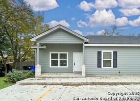 913 E Seidemann St in Seguin, TX - Building Photo