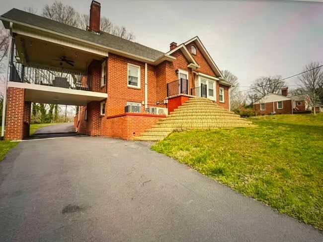 226 Evans St