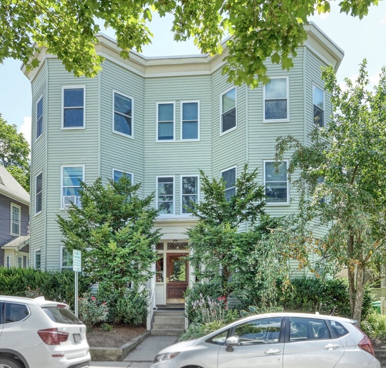 14 Holton St in Medford, MA - Foto de edificio
