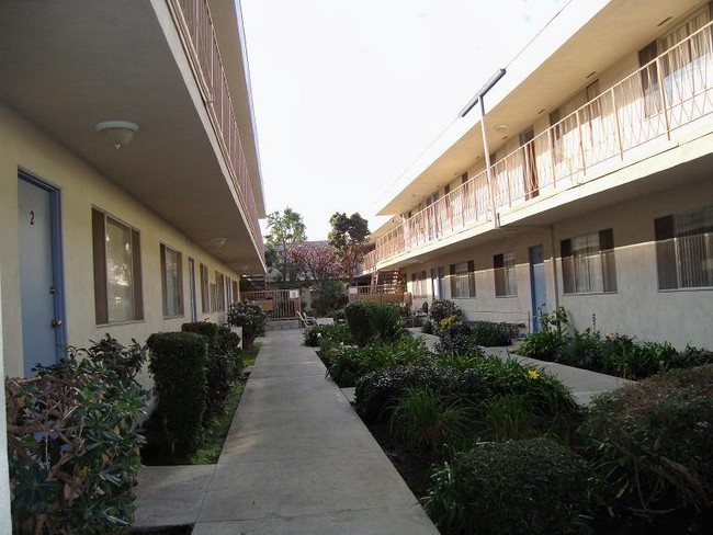 Miramar Apartments in Lomita, CA - Foto de edificio - Building Photo