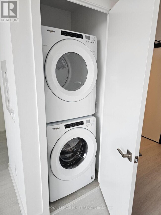 2501 Saw Whet Blvd. in Oakville, ON - Building Photo - Building Photo