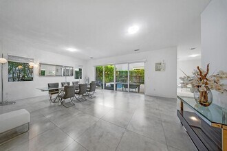 10081 NW 75th Terrace in Doral, FL - Building Photo - Building Photo