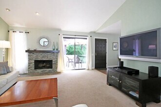 4531 Chateau Dr, Unit 411 in San Diego, CA - Foto de edificio - Building Photo