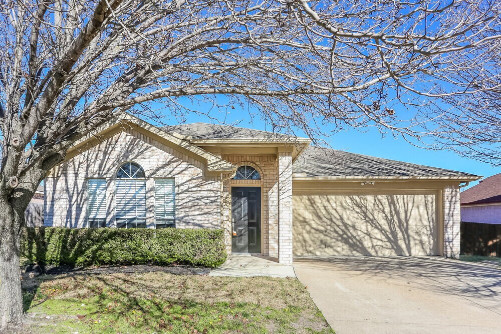 217 Hollywood Dr in Glenn Heights, TX - Building Photo