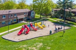 Foxwood Manor Apartments in Levittown, PA - Building Photo