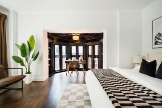 10 5th Ave in New York, NY - Building Photo - Building Photo
