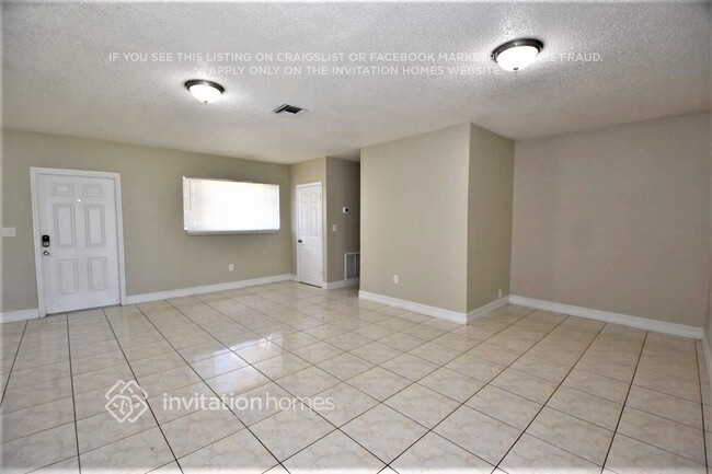 330 NW 196th St in Miami, FL - Building Photo - Building Photo