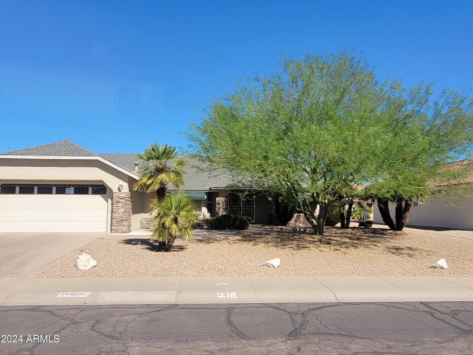 14624 W Windcrest Dr in Sun City West, AZ - Foto de edificio