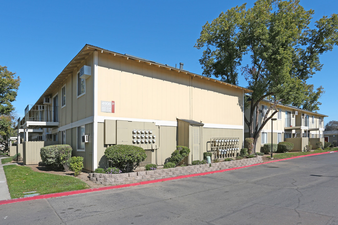 Parkwood Apartments in Fresno, CA - Building Photo