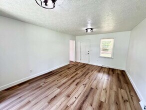 104 Caron Ln in Easley, SC - Foto de edificio - Building Photo