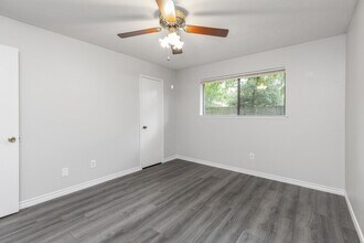 4011 Flint Creek Dr in Houston, TX - Building Photo - Building Photo