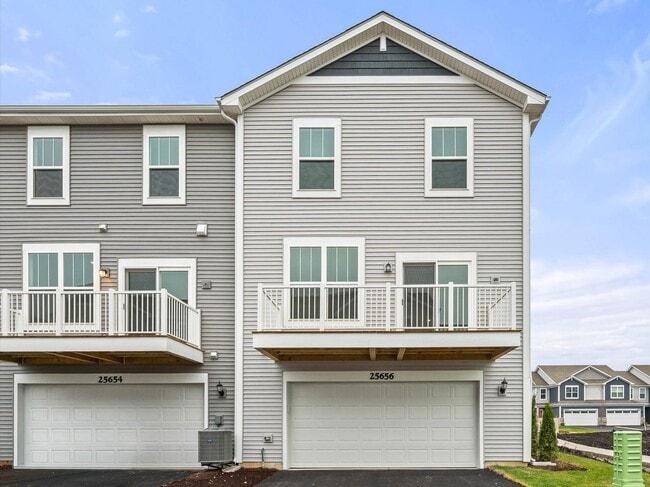 25656 W Yorkshire Dr in Plainfield, IL - Building Photo - Building Photo