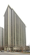 Malibu Condominiums in Chicago, IL - Building Photo - Building Photo