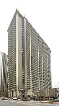 Malibu Condominiums in Chicago, IL - Building Photo - Building Photo