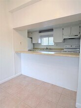 8608 Lake Isle Dr in Temple Terrace, FL - Building Photo - Building Photo
