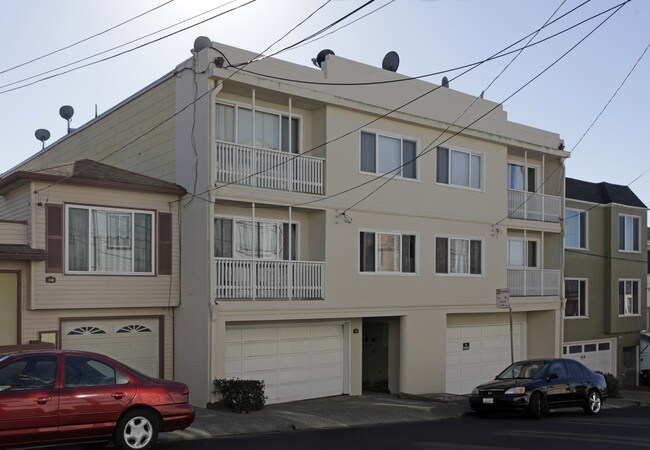 112-118 E Moltke St in Daly City, CA - Building Photo - Building Photo