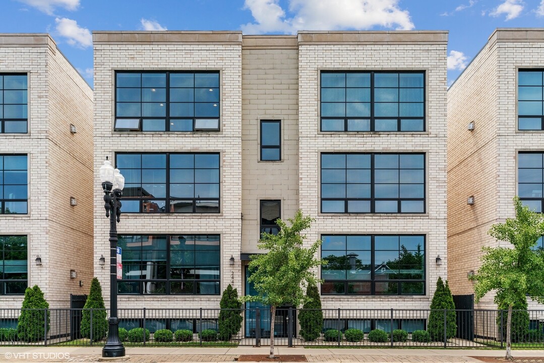 2447 W Irving Park Rd-Unit -3W in Chicago, IL - Building Photo