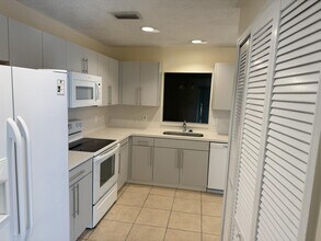 1218 White Pine Dr in Wellington, FL - Building Photo - Building Photo