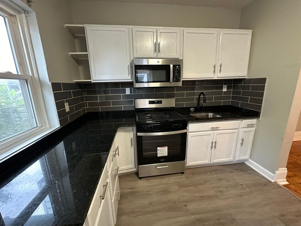 5739 Addison St in Philadelphia, PA - Building Photo