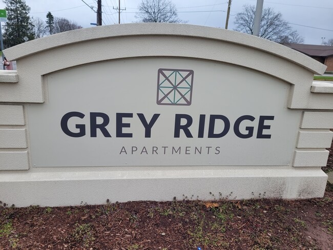 Grey Ridge Apartments LLC in South Bend, IN - Foto de edificio - Building Photo