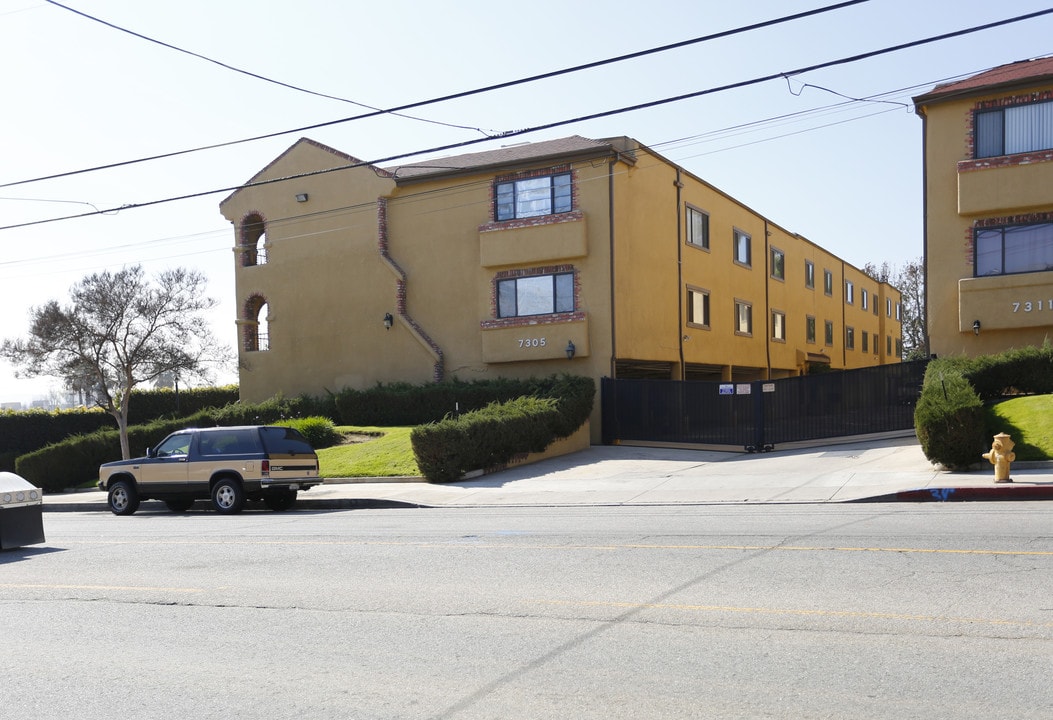 Pinecrest Manor in Van Nuys, CA - Building Photo