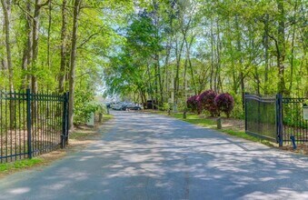 700 Daniel Ellis Dr in Charleston, SC - Building Photo - Building Photo