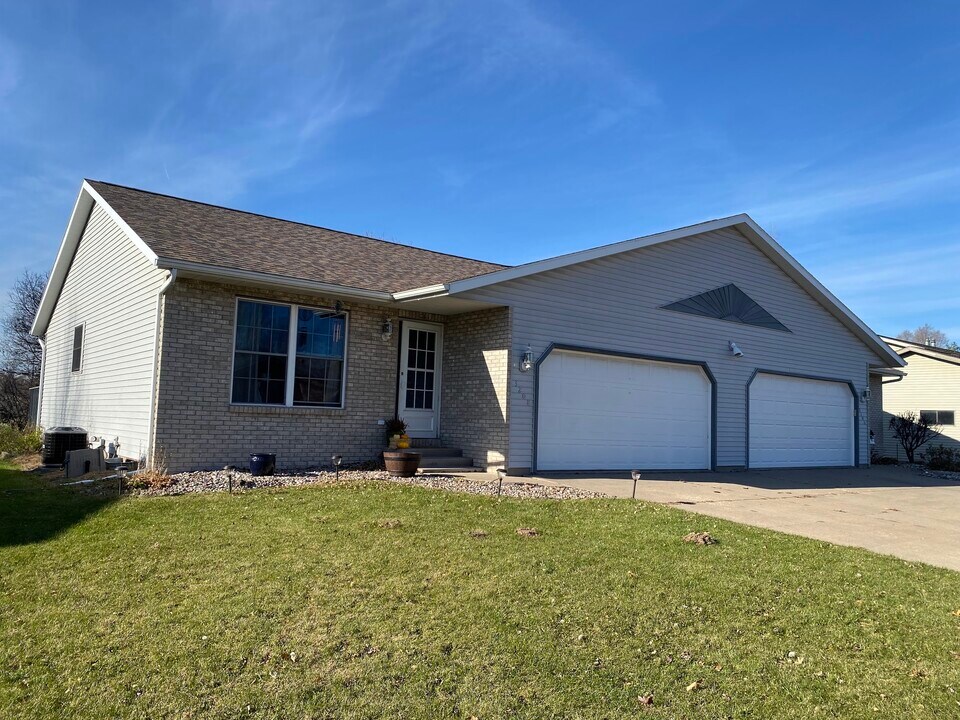 3206 S Cedar Ave in Holmen, WI - Foto de edificio