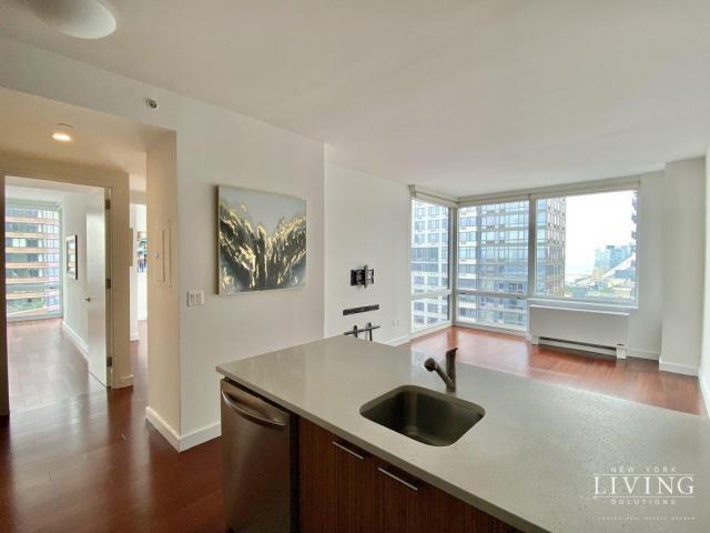 620 W 42nd St in New York, NY - Building Photo - Building Photo